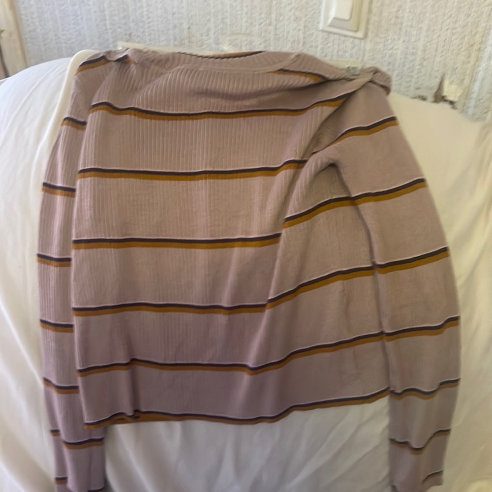 It a cute little sweater for the cooler summer days